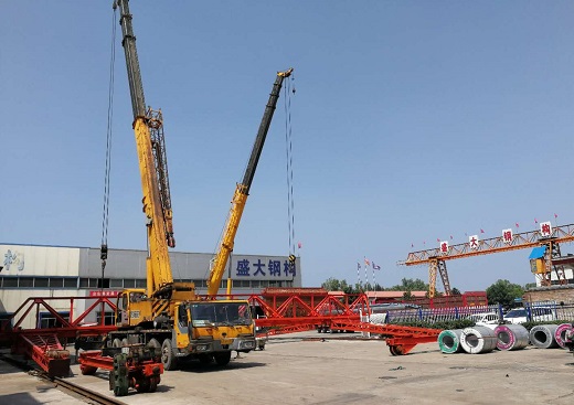 炎熱夏日，山西盛大鋼結構工程公司的生產如火如荼